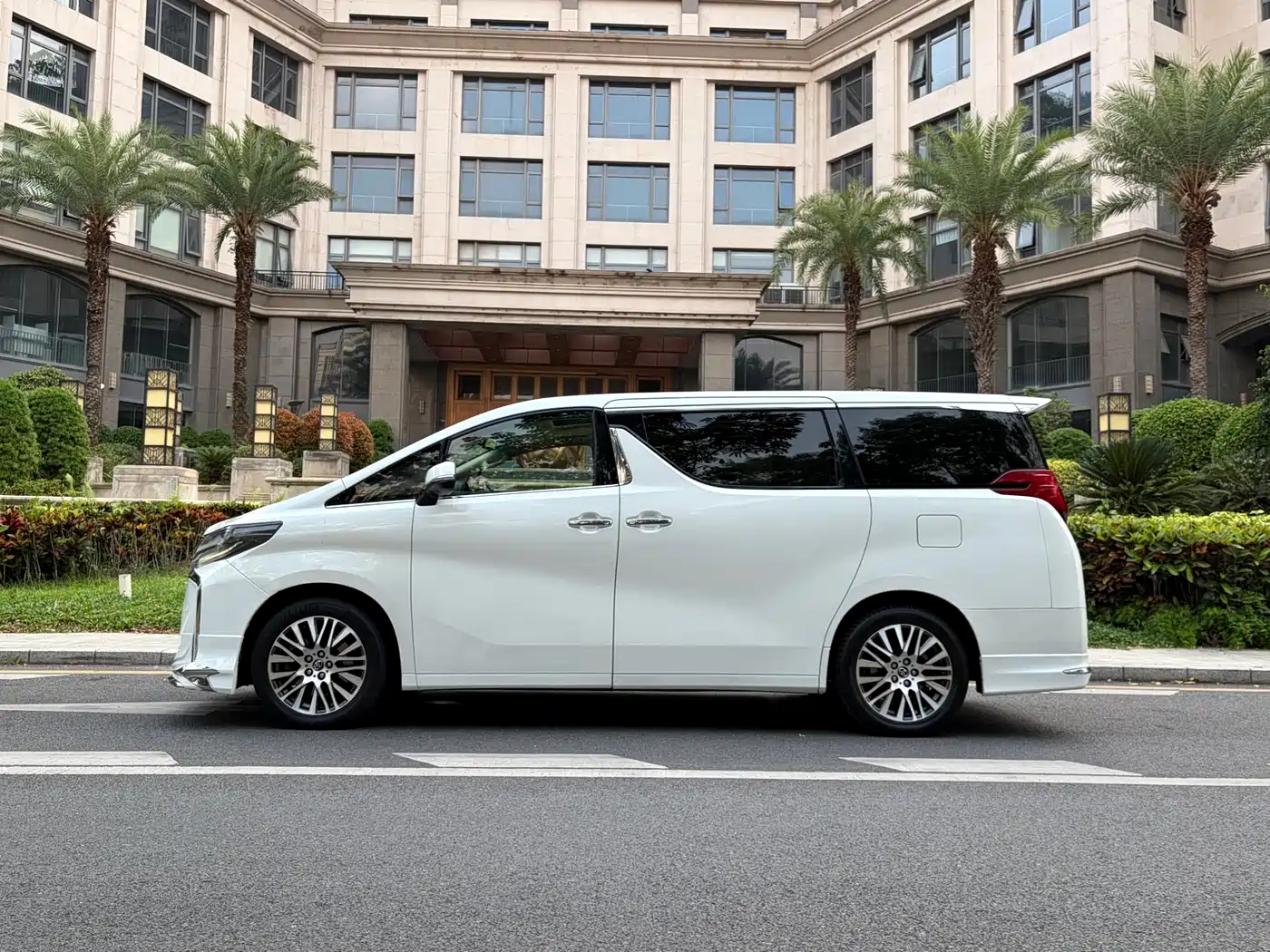 Toyota Alphard 2015 3.5L Premium Edition фото 4