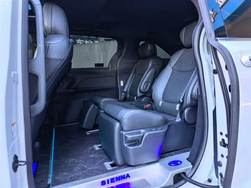 TOYOTA SIENNA