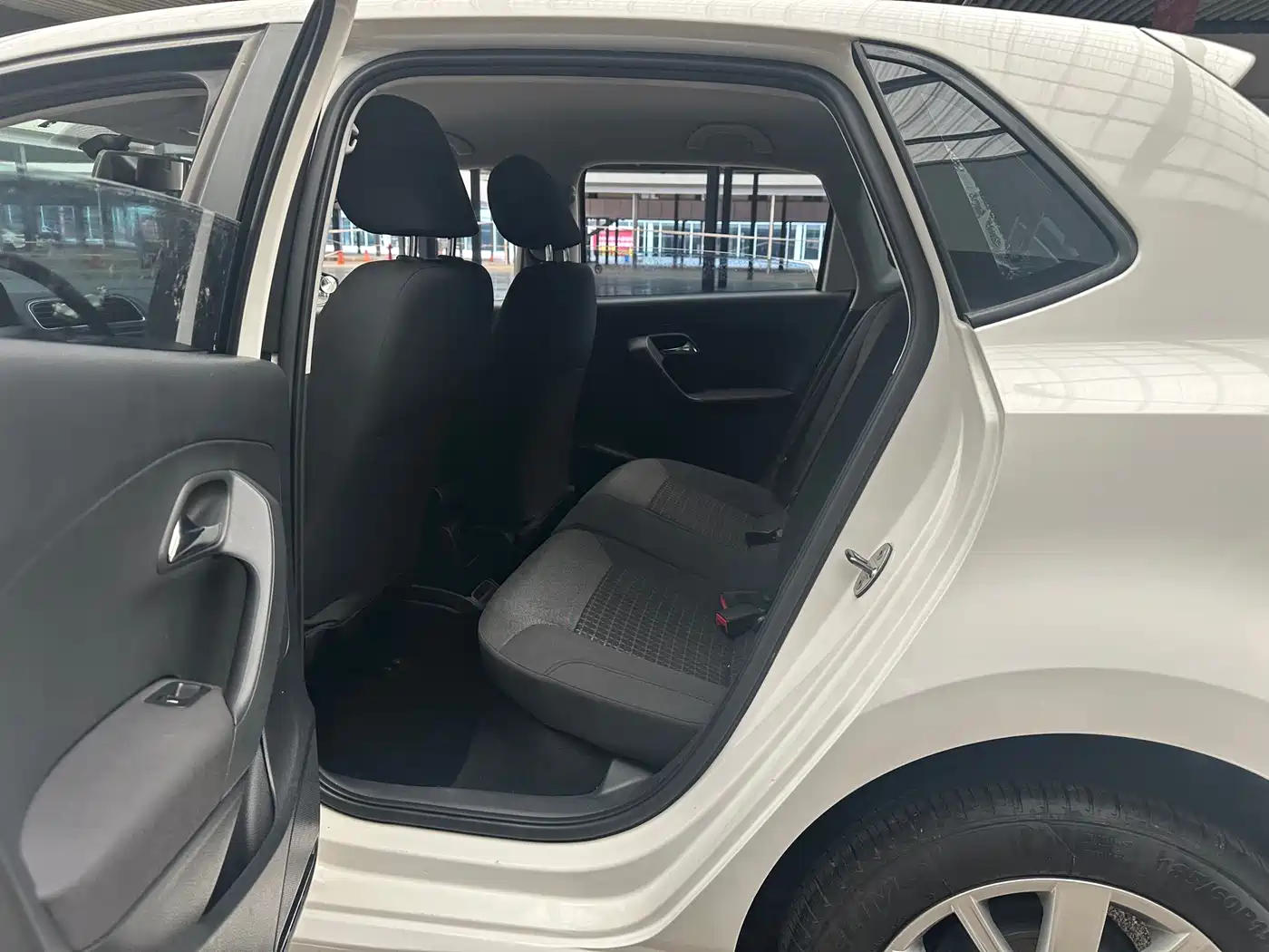 Volkswagen Polo 2014 1.6L Automatic Comfort Edition фото 9