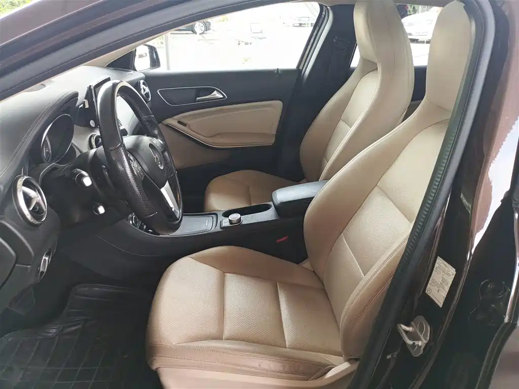 Mercedes-Benz GLA 2015 GLA 220 4MATIC Fashion Edition фото 15