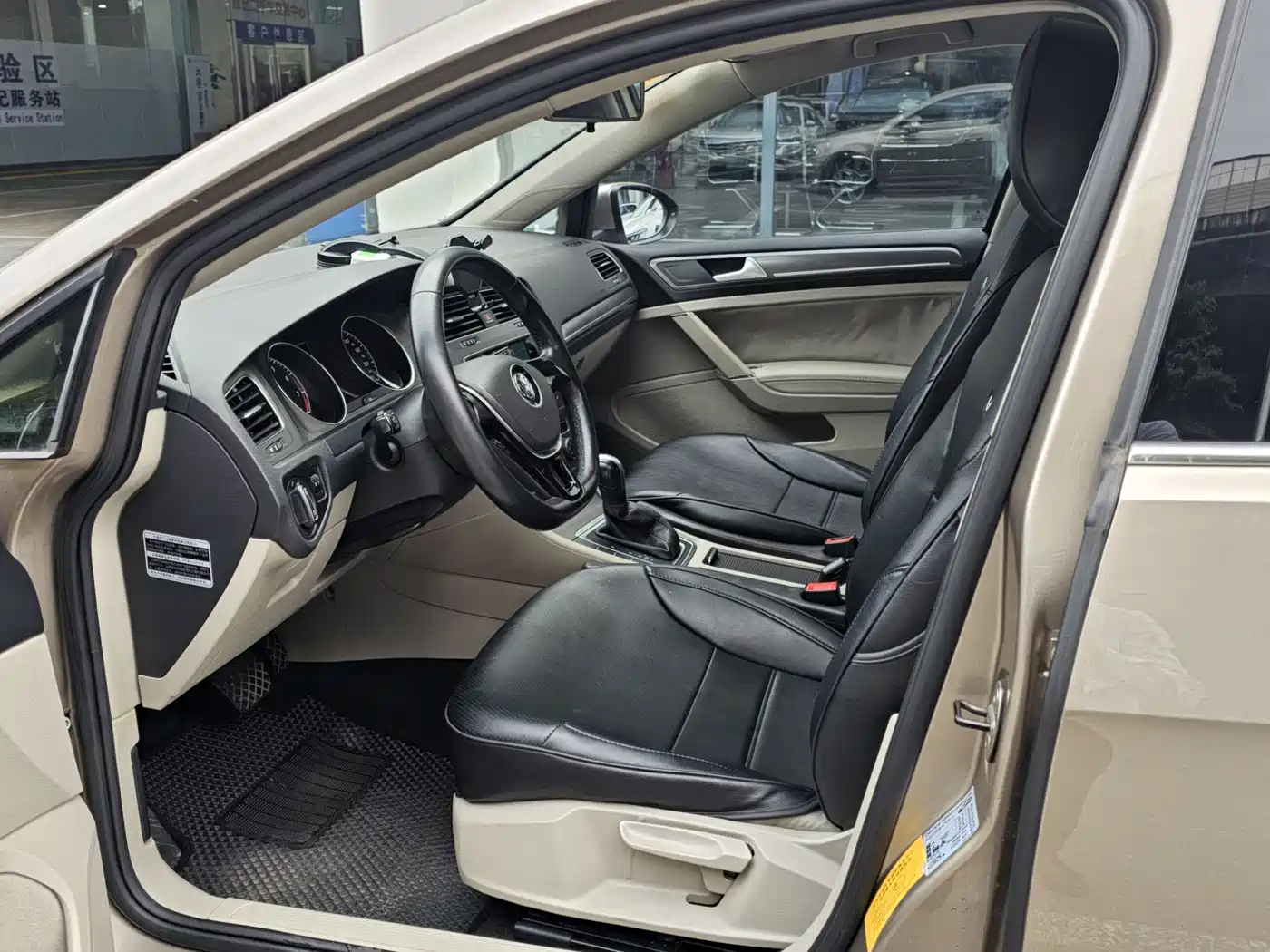 Volkswagen Golf 2015 1.6L Automatic Comfort фото 5