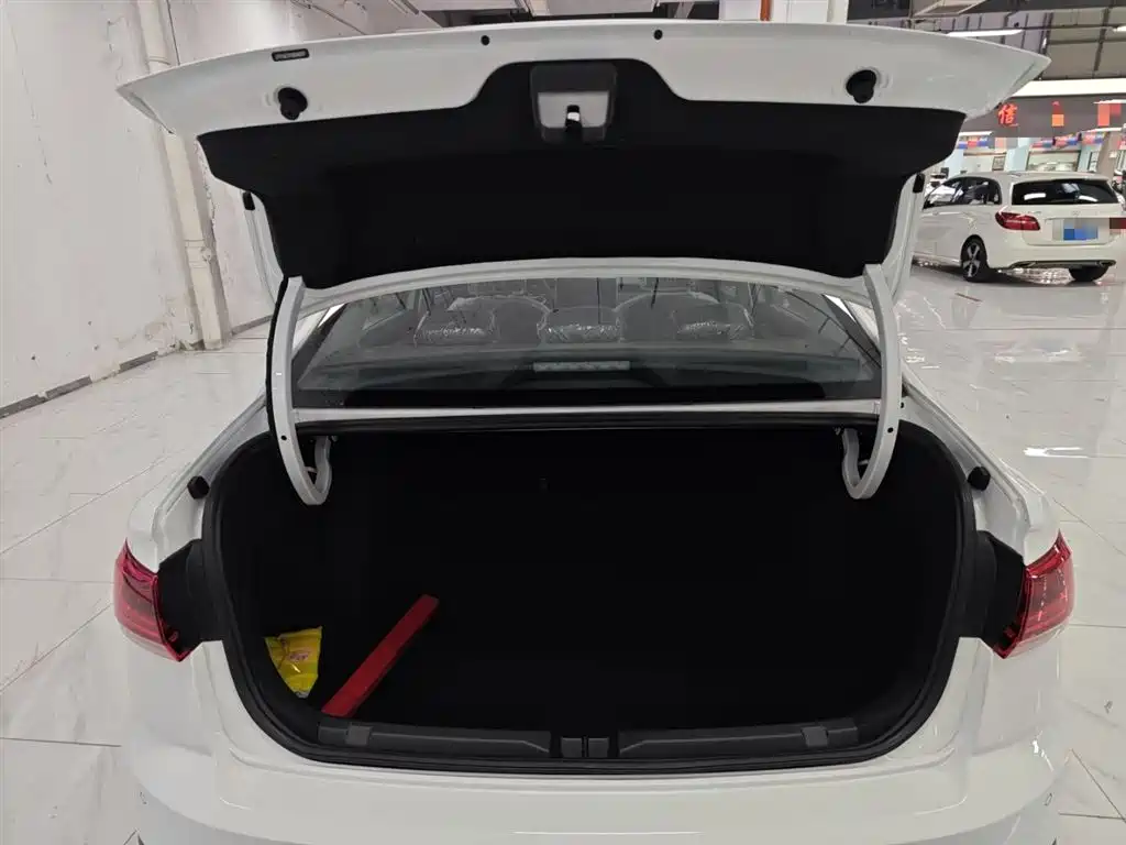 Volkswagen Bora 2025 Facelift 200TSI DSG Navigation Edition фото 15