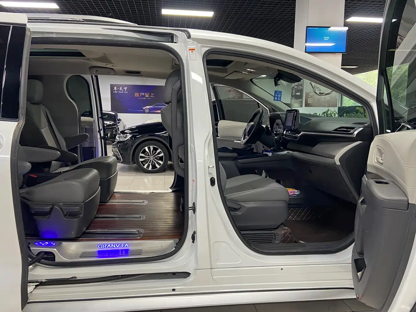 Toyota Granvia 2023 2.5L Hybrid Luxury Edition фото 16