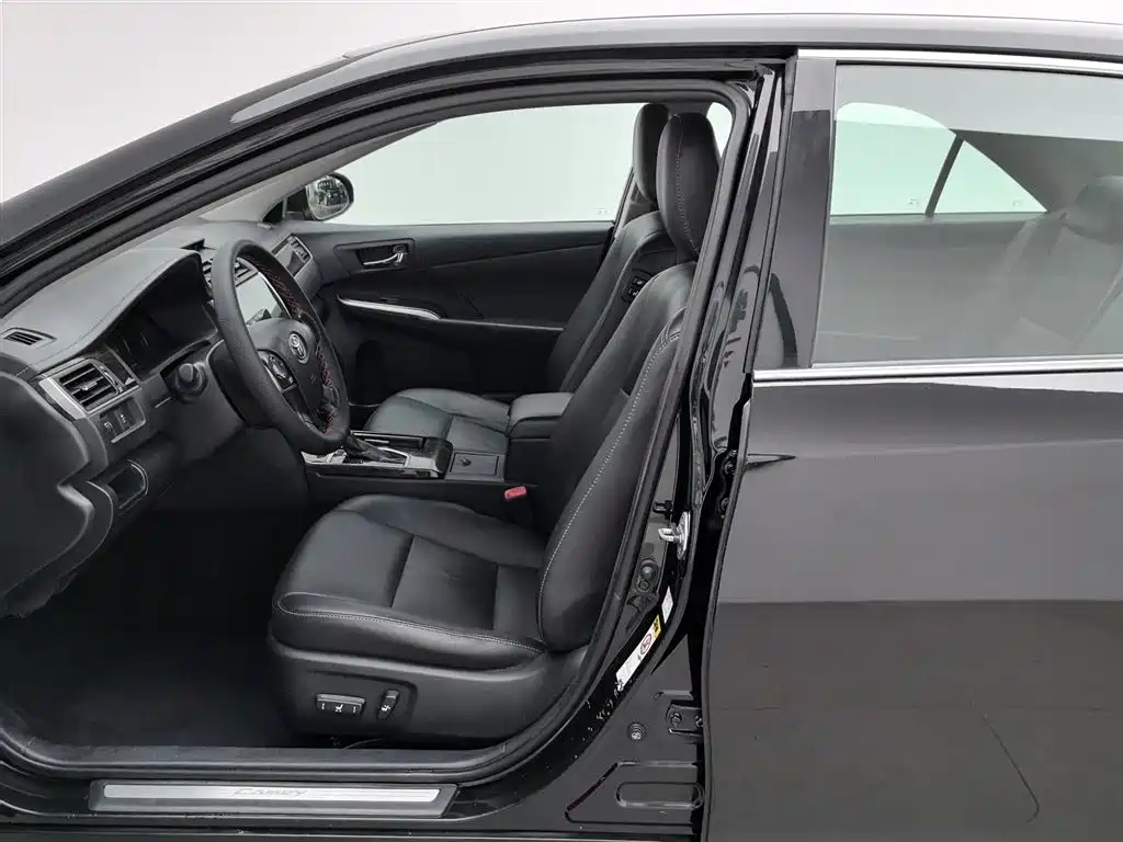 Toyota Camry 2016 2.0G 10th Anniversary Leading Edition фото 10