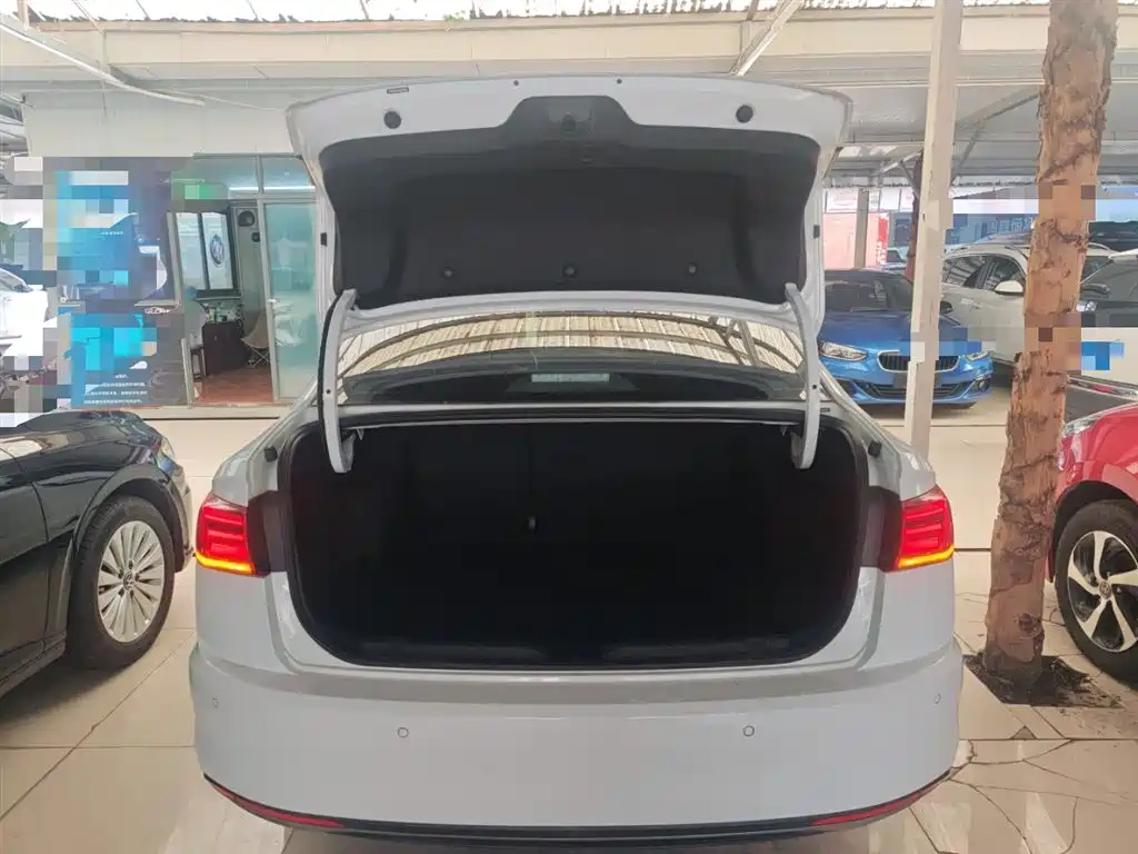 VOLKSWAGEN BORA