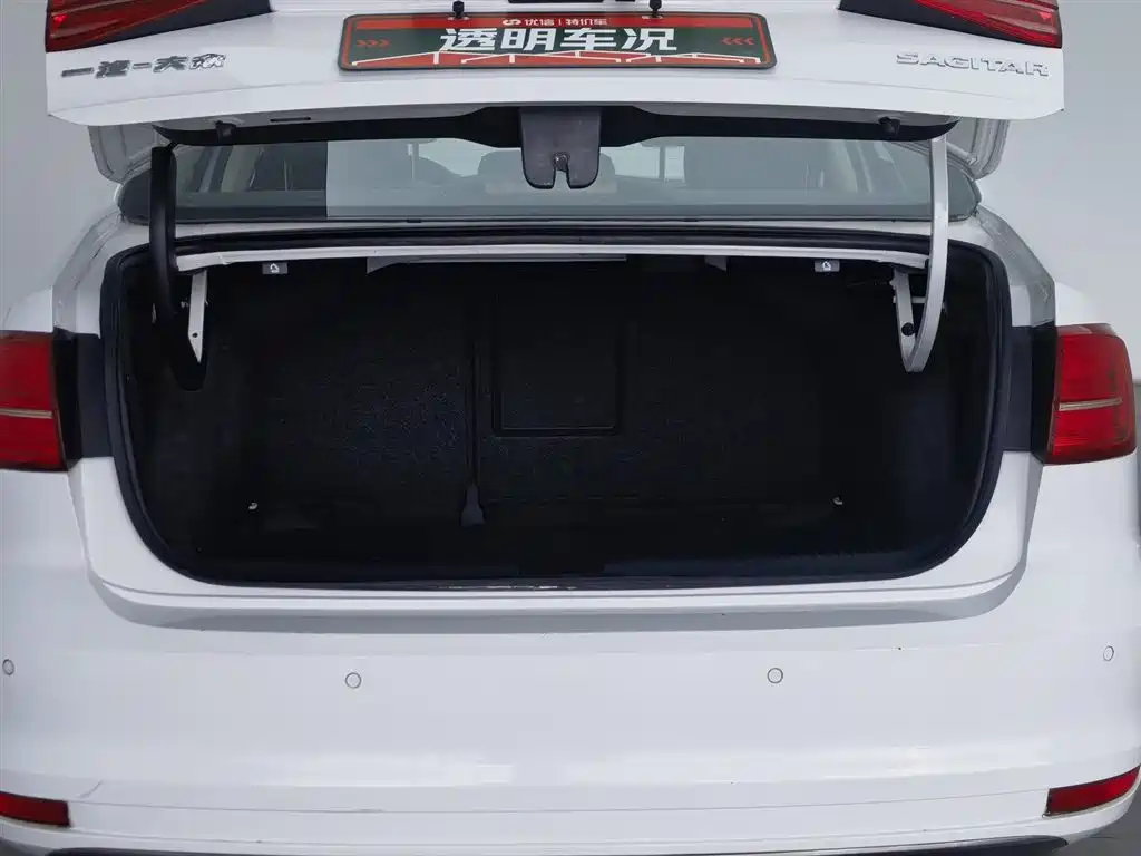 Volkswagen Sagitar 2015 1.6L Manual Comfort фото 16