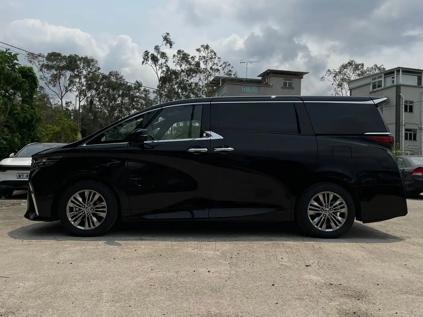 Toyota Alphard 2025 Hybrid 2.5L Prestige Gold Edition фото 3