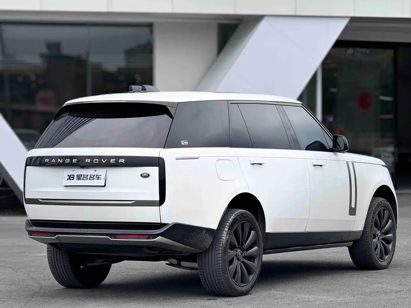 Land Rover Range Rover 2024 3.0 L6 400PS Golden Age Extended 7-Seater фото 7