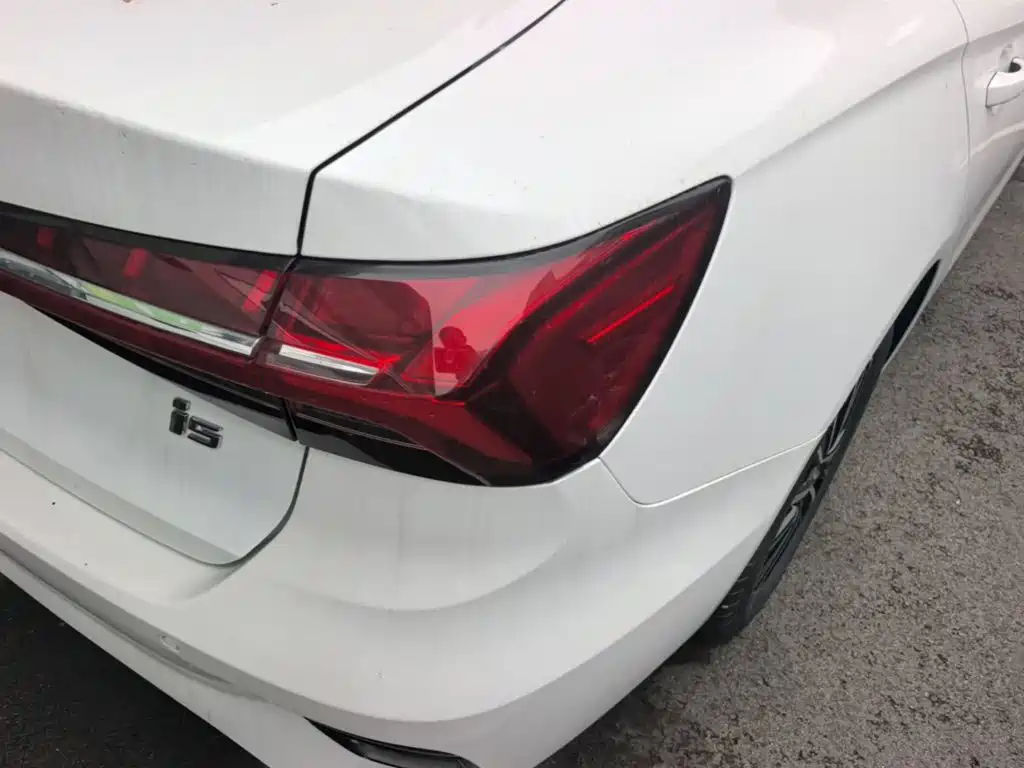 Фото 8 - Roewe i5