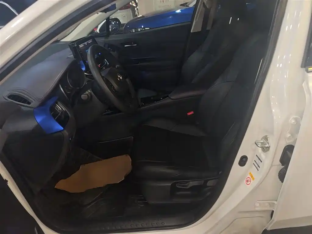 Toyota C-HR 2018 2.0L Leading Edition China V фото 15