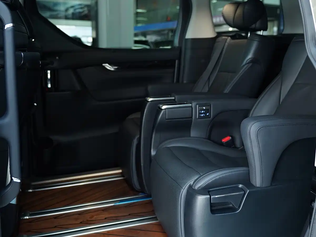 Фото 8 - Toyota Vellfire
