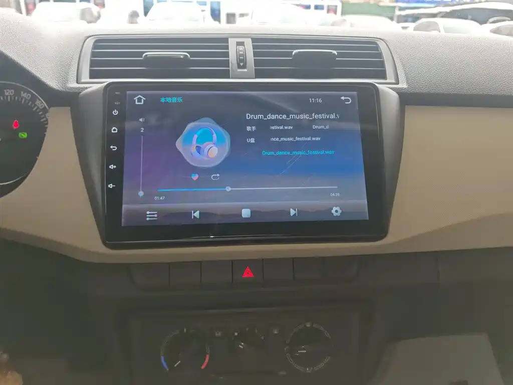 Škoda Fabia 2015 1.6L Automatic Innovation Edition фото 9
