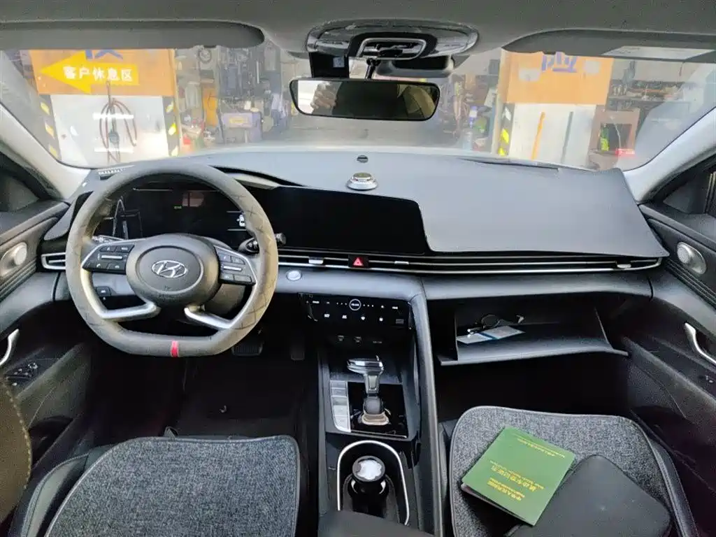 Hyundai Elantra 2022 1.5L CVT LUX Premium Edition фото 6