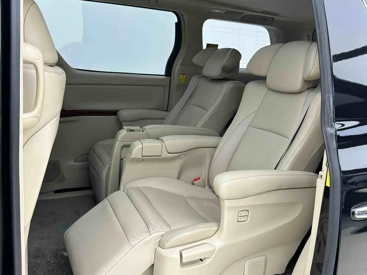Toyota Alphard 2011 3.5L Luxury Edition фото 6