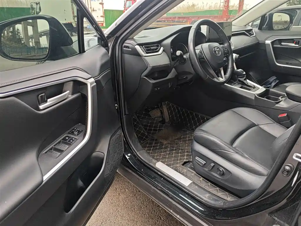 Toyota Wildlander 2023 2.0L CVT FWD Urban фото 16