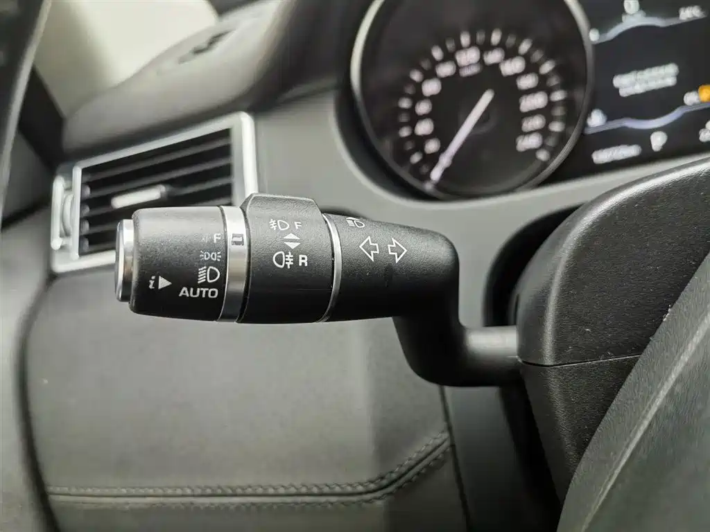 Land Rover Discovery Sport 2019 240PS SE Edition China V фото 21