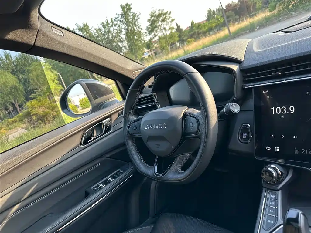 Lynk & Co 01 EM-P 2021 1.5TD PHEV Halo фото 17