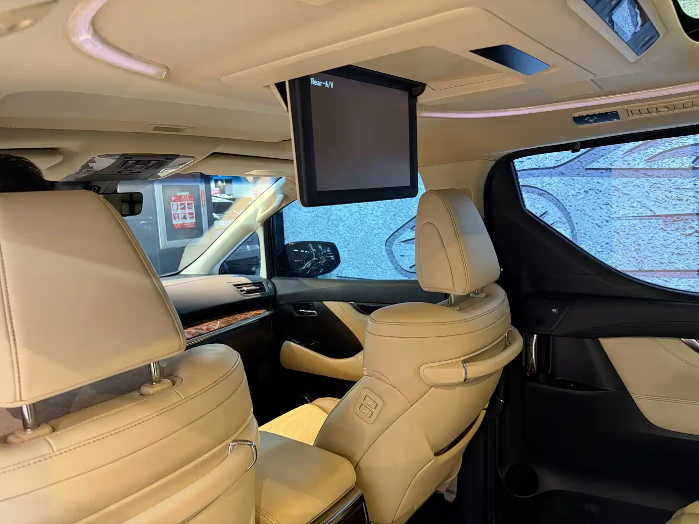 Toyota Alphard 2019 Hybrid 2.5L Luxury фото 9
