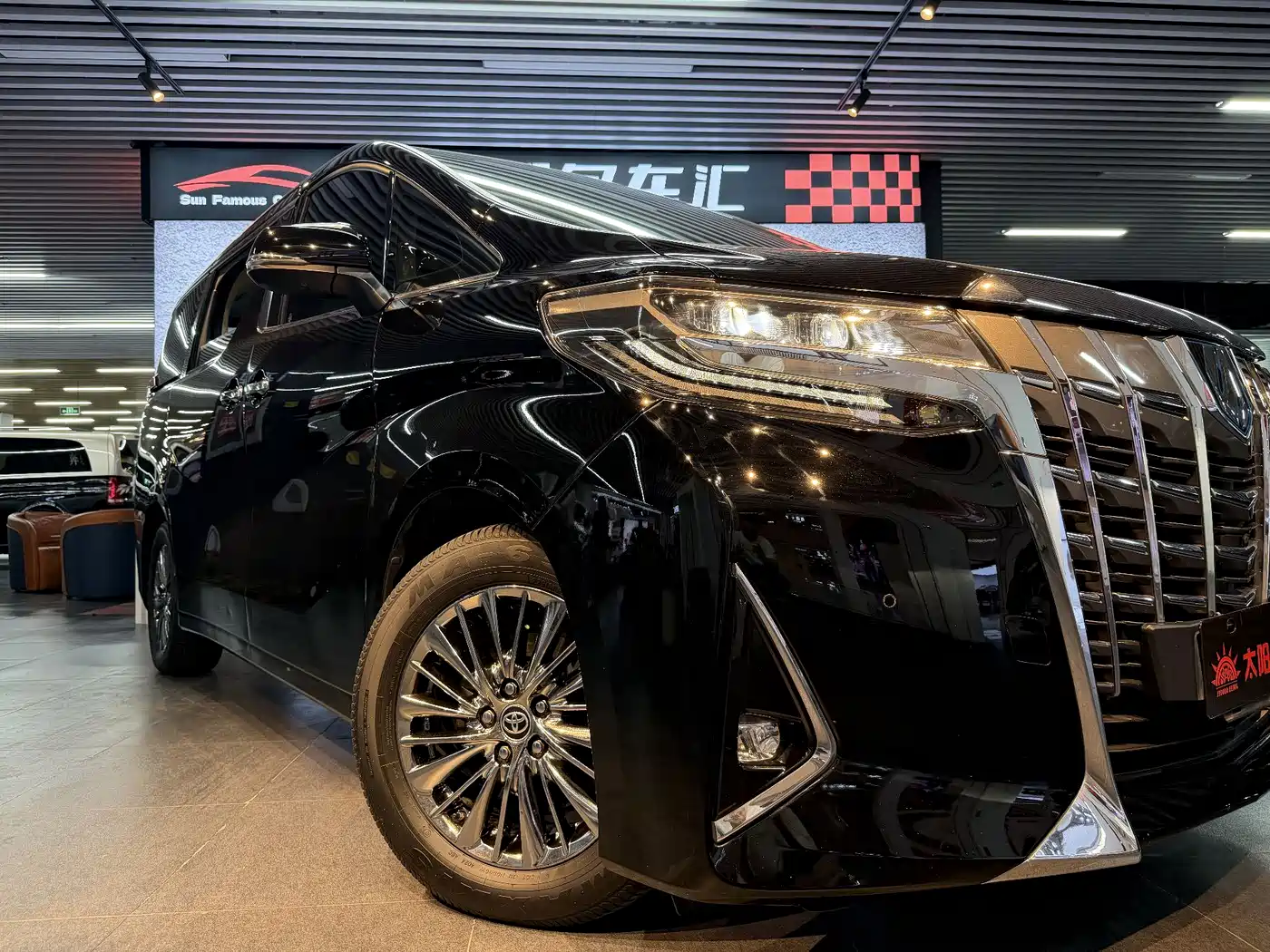 Toyota Alphard 2019 Hybrid 2.5L Luxury фото 3