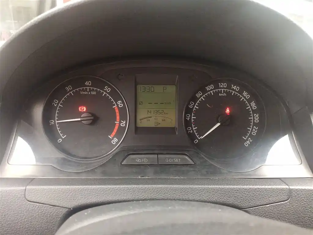 Škoda Rapid 2015 1.6L Automatic Smart Selection фото 12