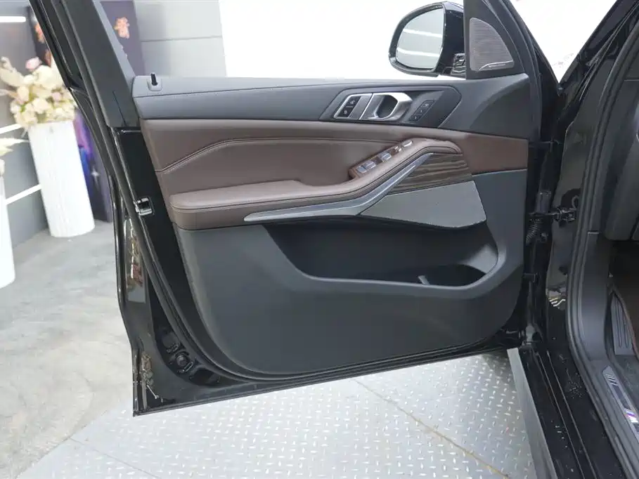 BMW X5 2023 xDrive 40Li M Sport Black Night Package фото 25
