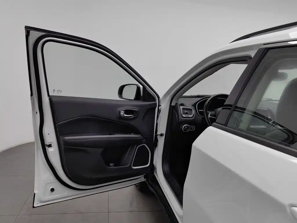 Photo 8 - Jeep Compass