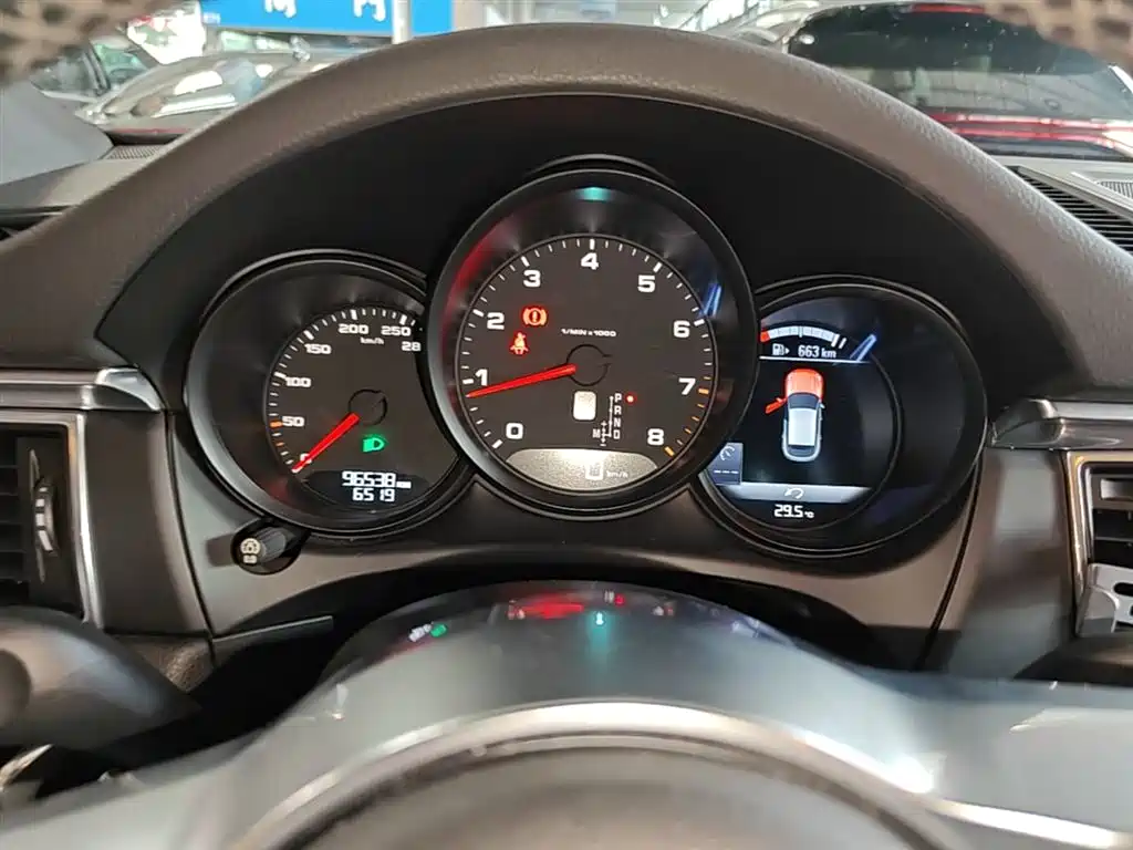 Porsche Macan 2016 Macan 2.0T фото 12