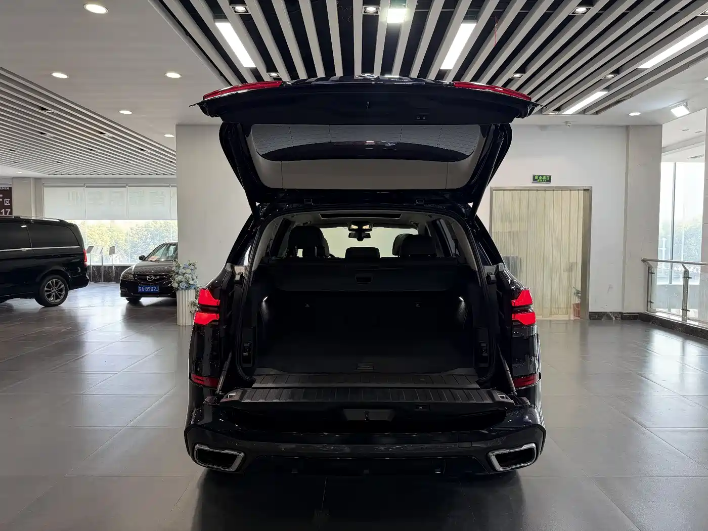 BMW X5 2023 xDrive 30Li Premium M Sport Black Night Package фото 15