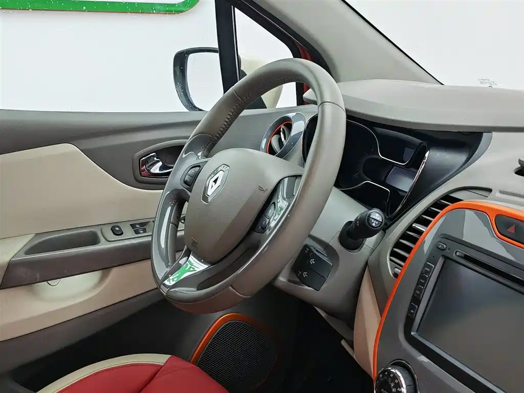 Renault Captur 2015 1.2T Automatic Comfort Edition фото 22