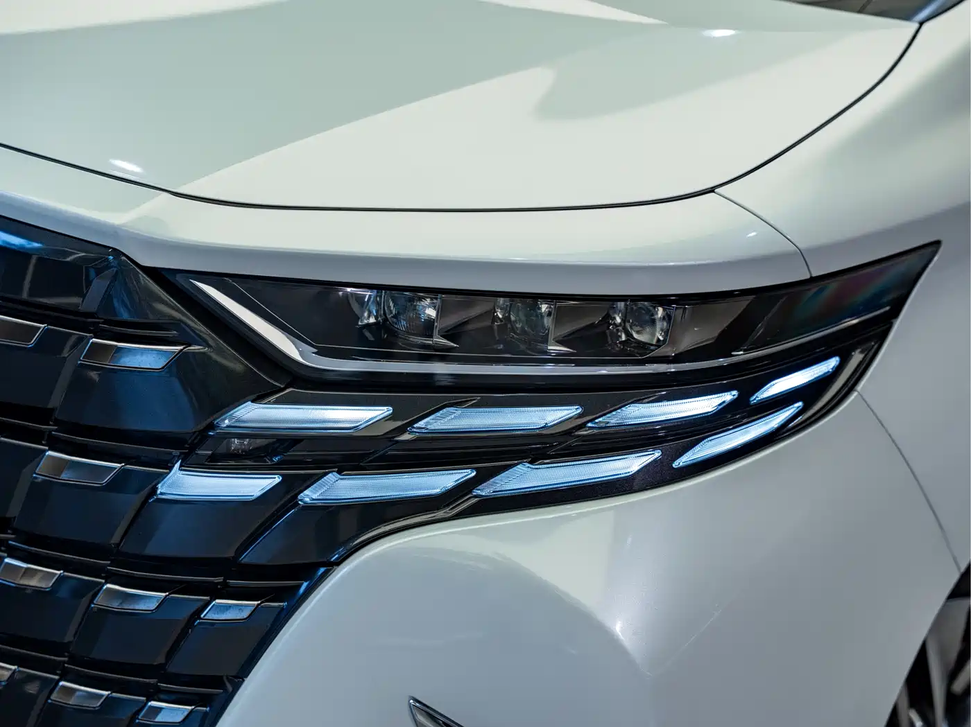Toyota Alphard 2025 Hybrid 2.5L Prestige Gold Edition фото 4