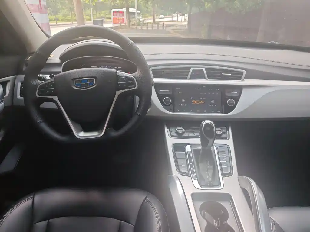 Фото 15 - Geely Atlas