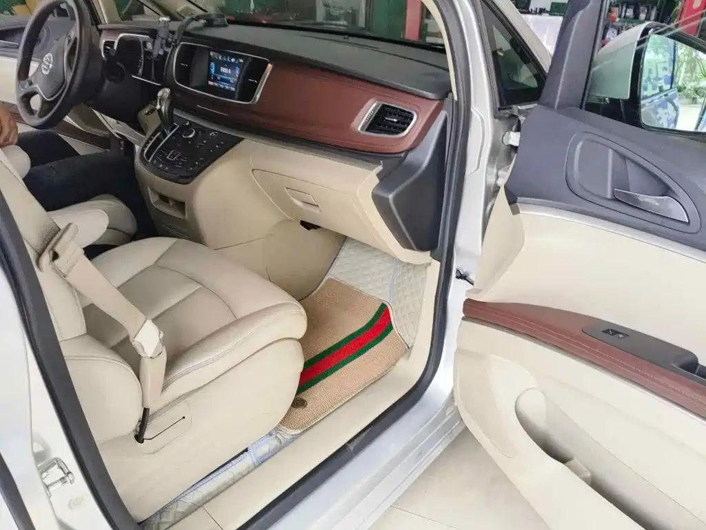 Photo 11 - Buick GL8