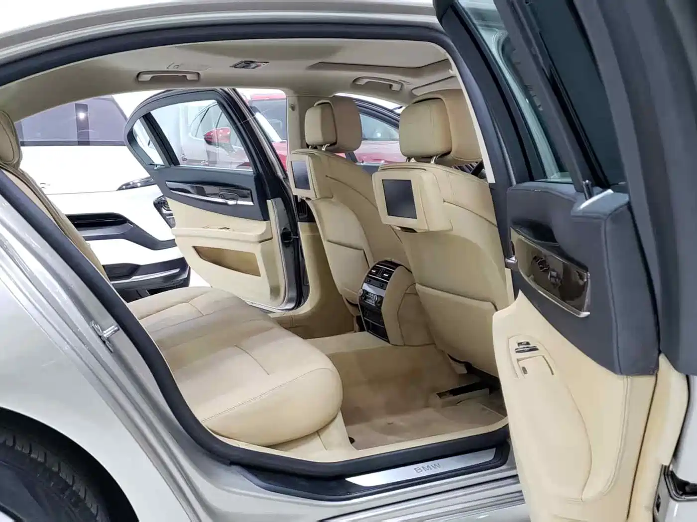 BMW 7 Series 2009 Model 740Li Leading Edition фото 10