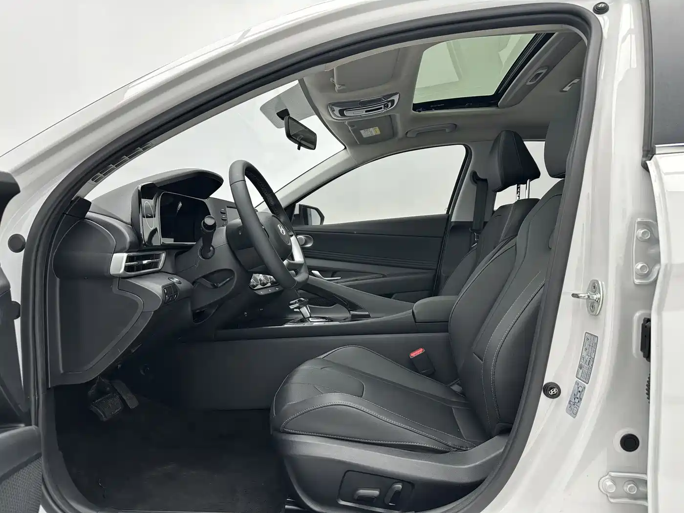 Hyundai Elantra 2023 1.5L CVT GLX Elite Edition фото 5
