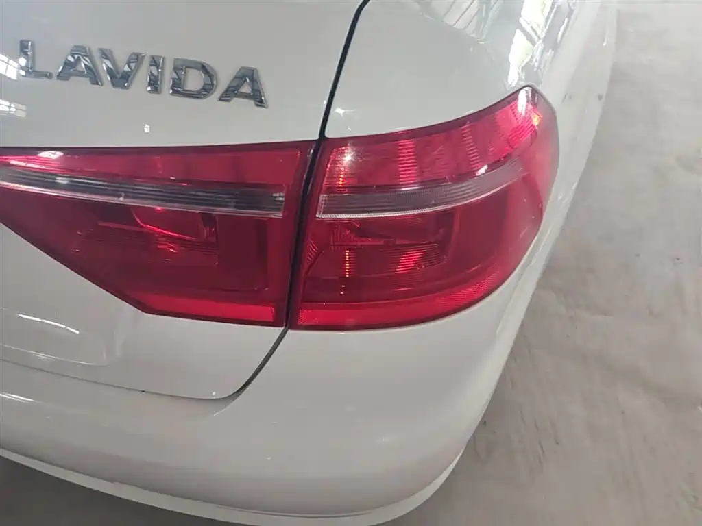 Volkswagen Lavida 2013 Facelift Classic 1.6L Manual Trend фото 8