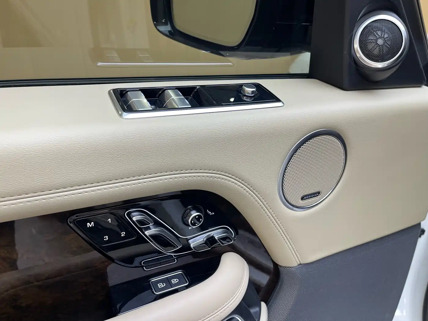 Land Rover Range Rover 2022 3.0 L6 400PS Heritage Extended Classic Edition фото 16