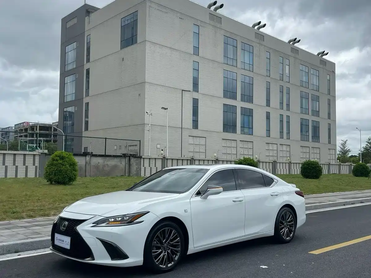 Photo 1 - Lexus ES