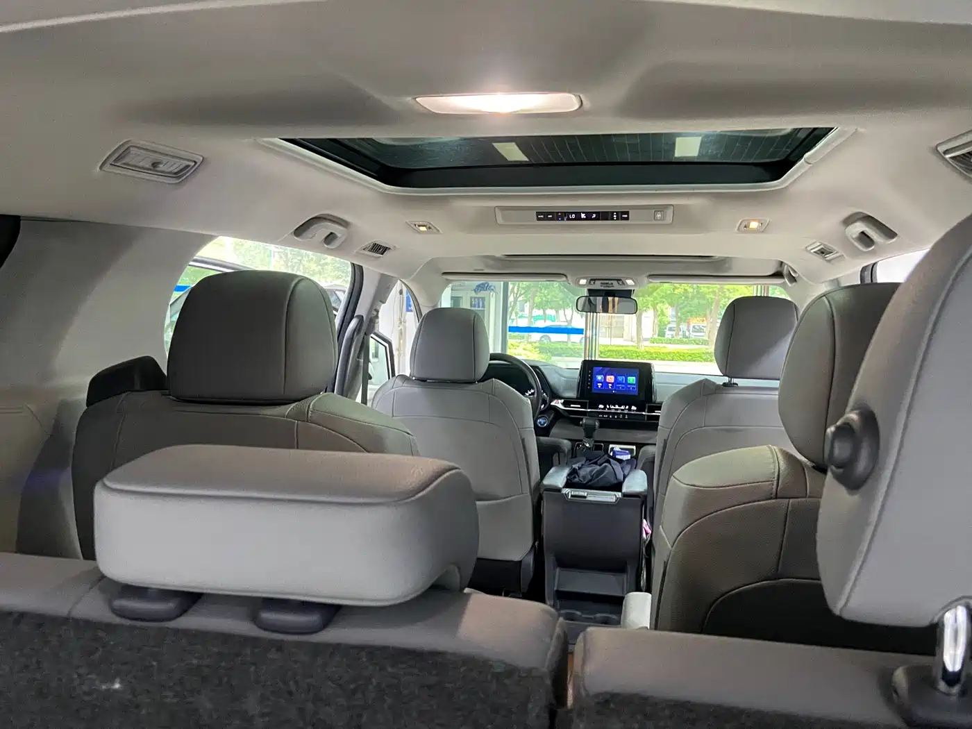 Toyota Granvia 2023 2.5L Hybrid Luxury Edition фото 15