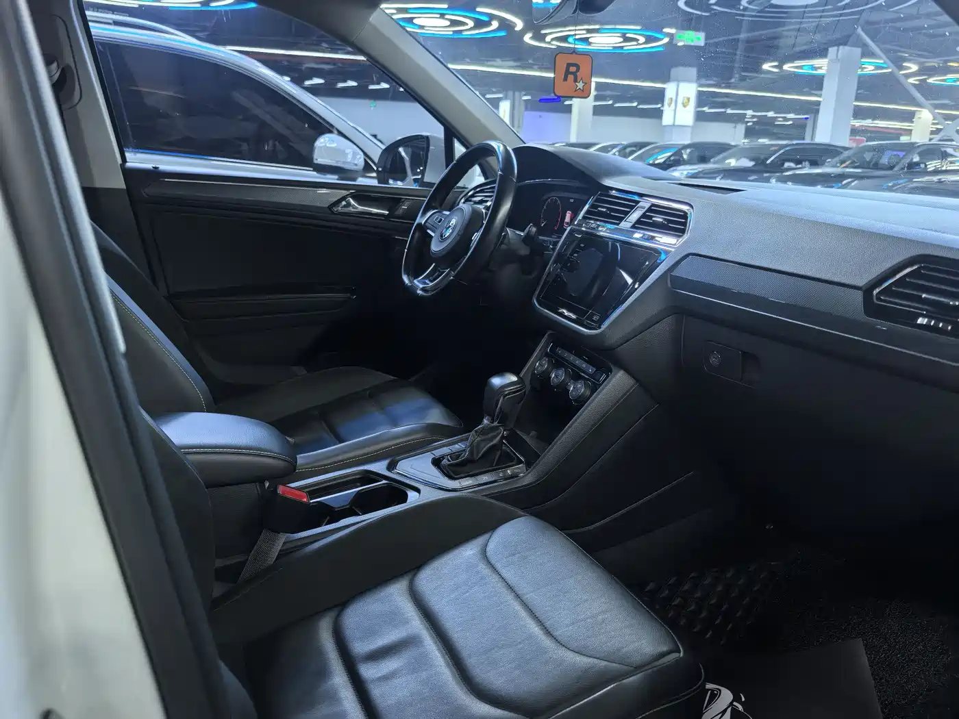 Volkswagen Tiguan L 2021 330TSI Automatic 2WD R-Line Premium фото 9