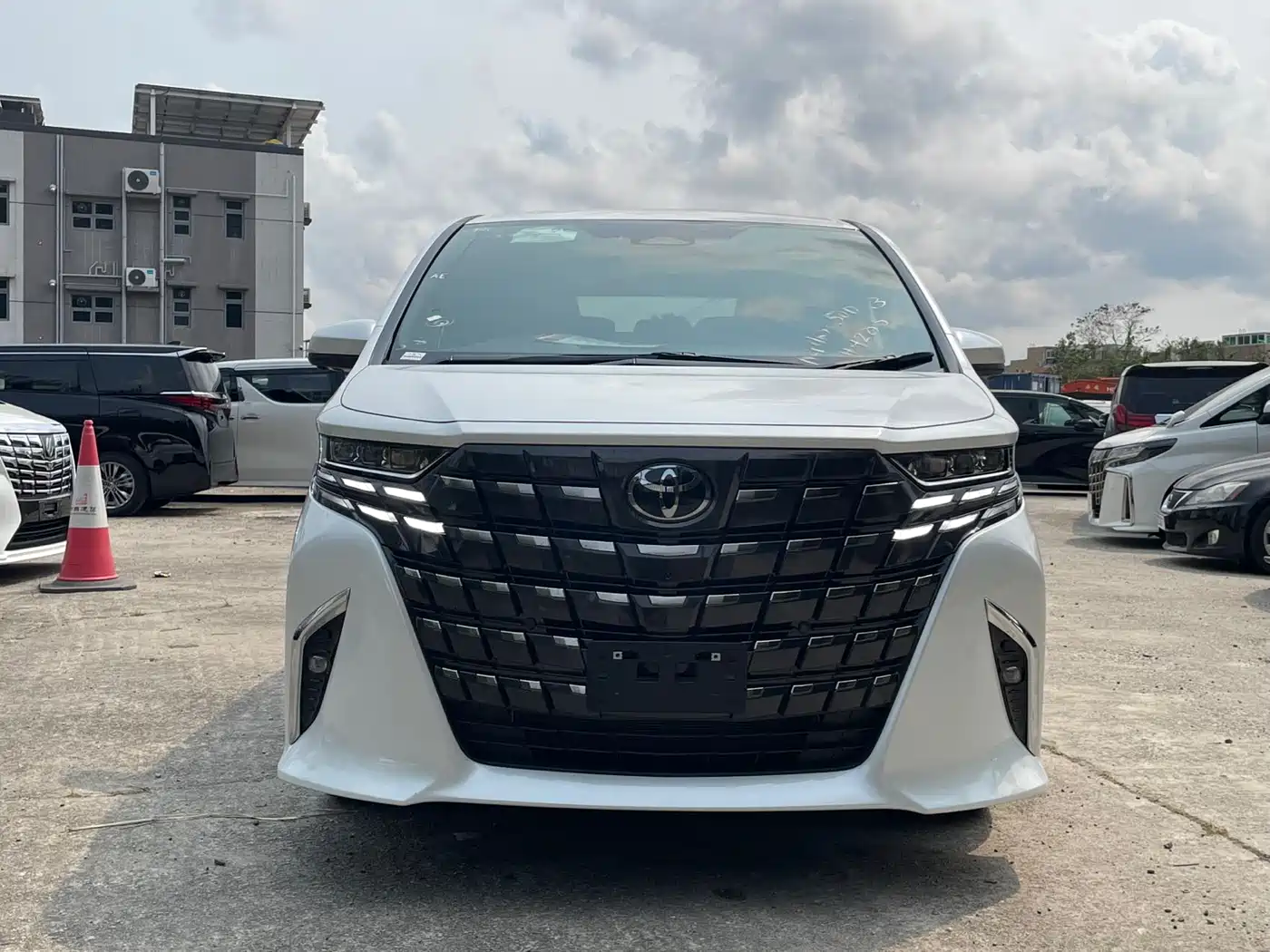 Toyota Alphard 2023 Dual Hybrid 2.5L Ultimate Gold Edition фото 2