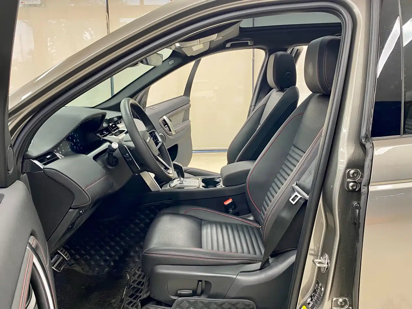 Land Rover Discovery Sport 2022 Model Facelift 249PS R-Dynamic S Performance Edition 5-seater фото 4