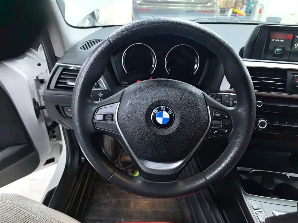 BMW 1 Series (Import) 2018 118i Leading фото 7