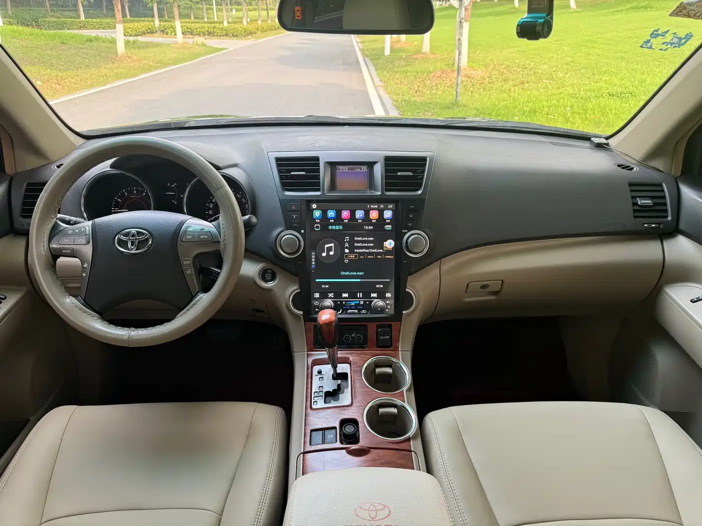 Photo 9 - Toyota Highlander