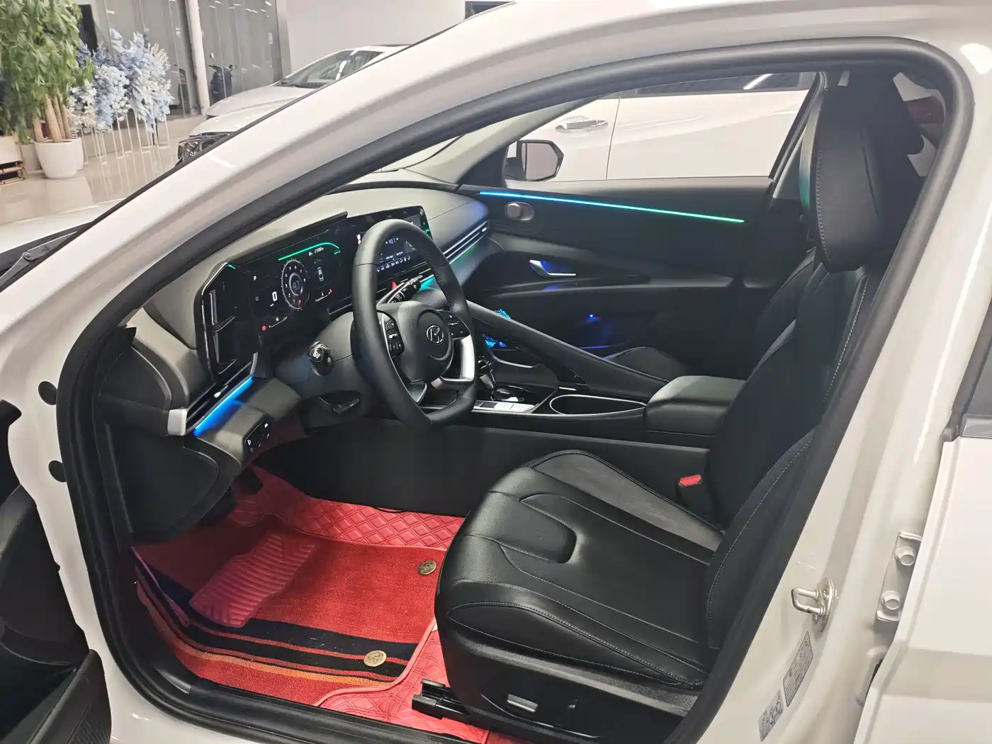 Hyundai Elantra 2022 1.5L CVT LUX Premium Edition фото 6