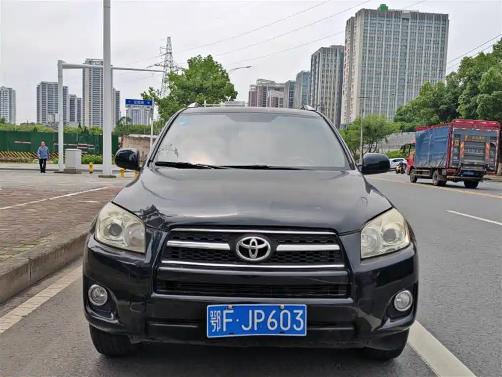 Toyota RAV4 Rongfang 2011 2.0L Automatic Classic Edition фото 2
