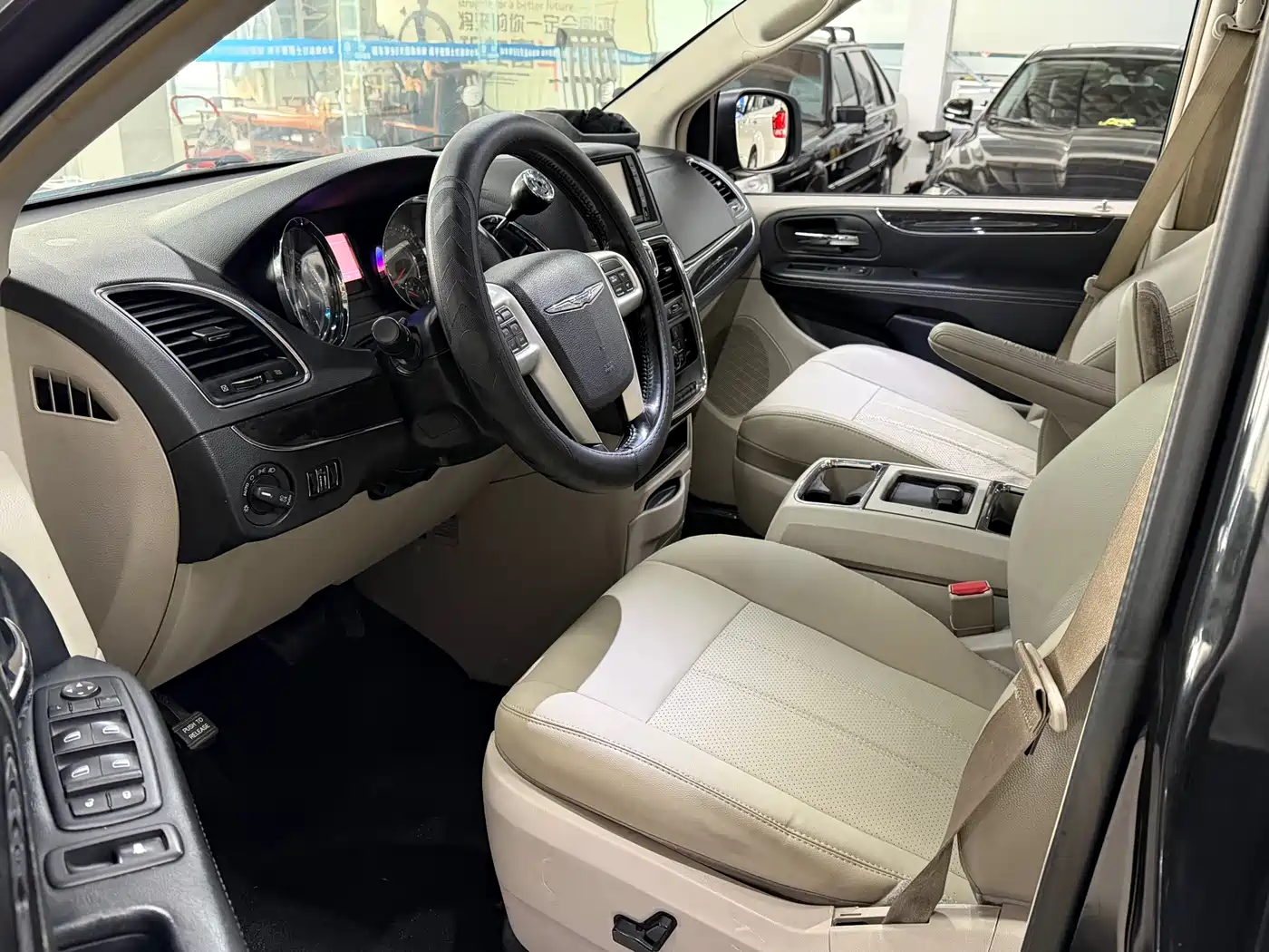 Chrysler Grand Voyager (Import) 2014 3.6L Comfort Edition фото 4