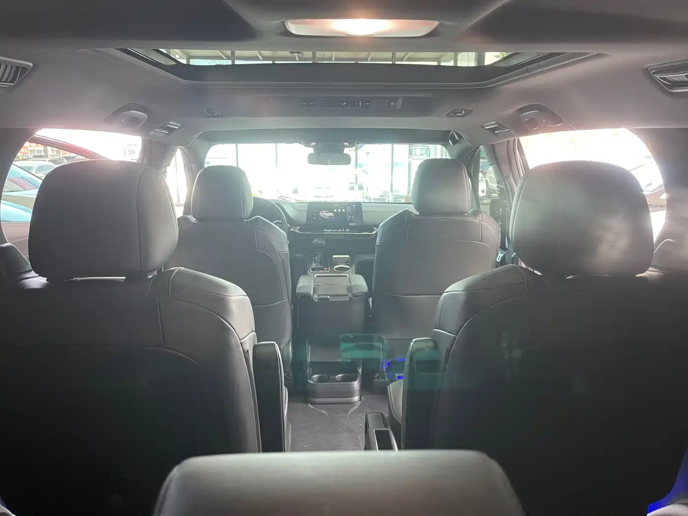 Toyota Granvia 2024 2.5L Hybrid Luxury фото 6