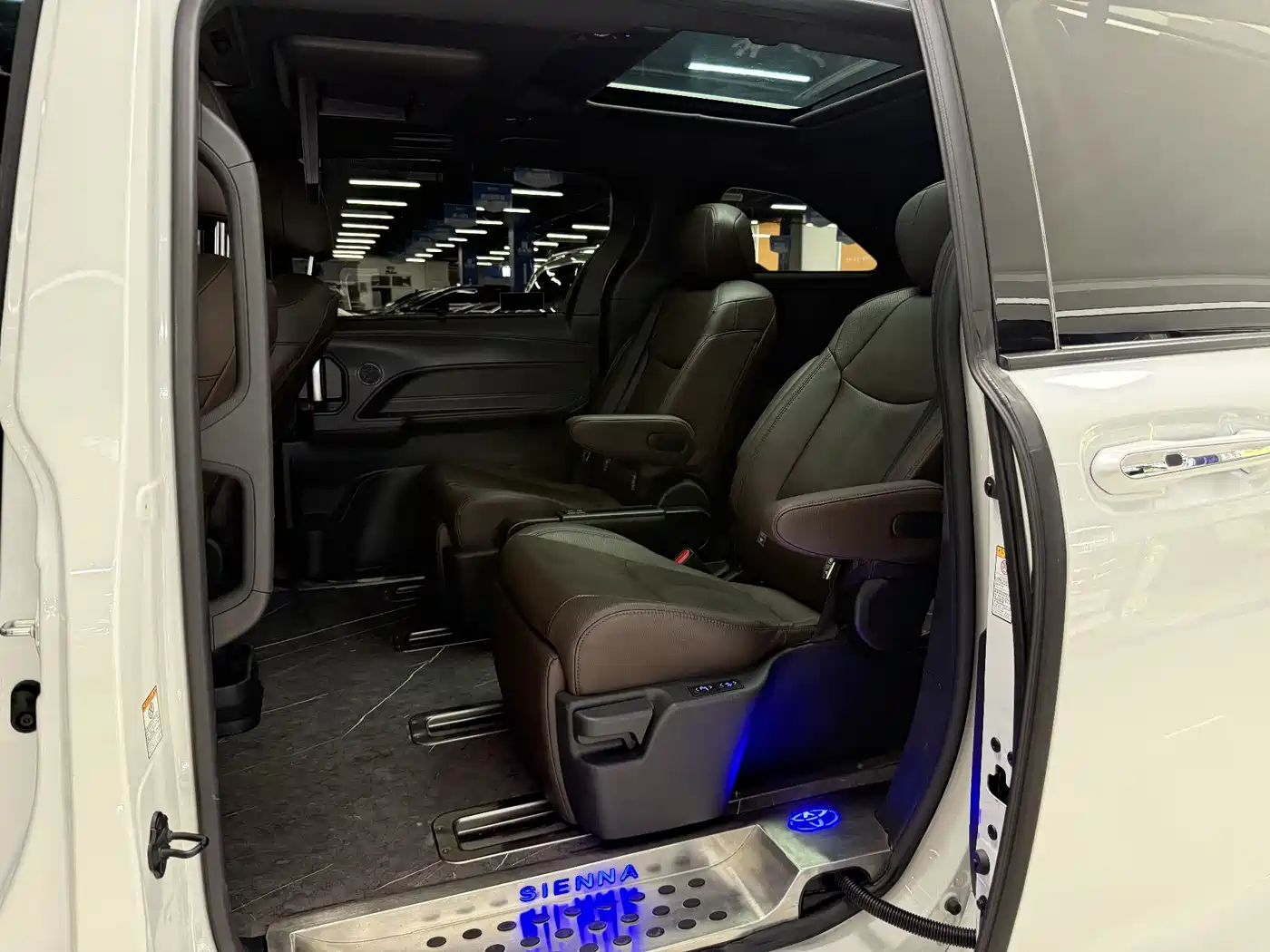 Toyota Sienna 2021 2.5L Hybrid Platinum Edition фото 10