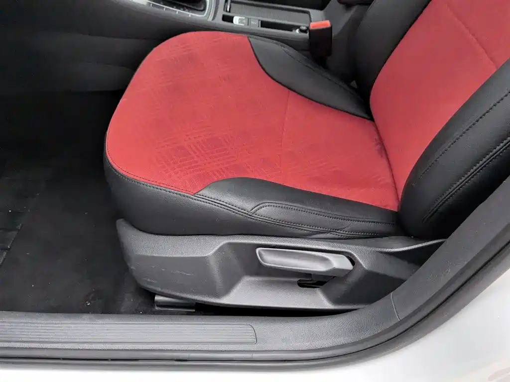 Volkswagen Golf 2015 1.6L Automatic Comfort фото 20