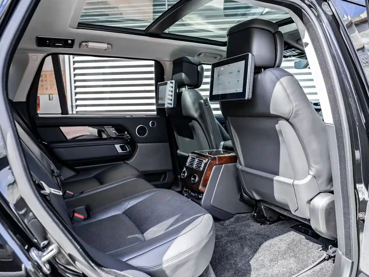 Land Rover Range Rover 2022 3.0 L6 400PS Heritage Extended Classic Edition фото 9